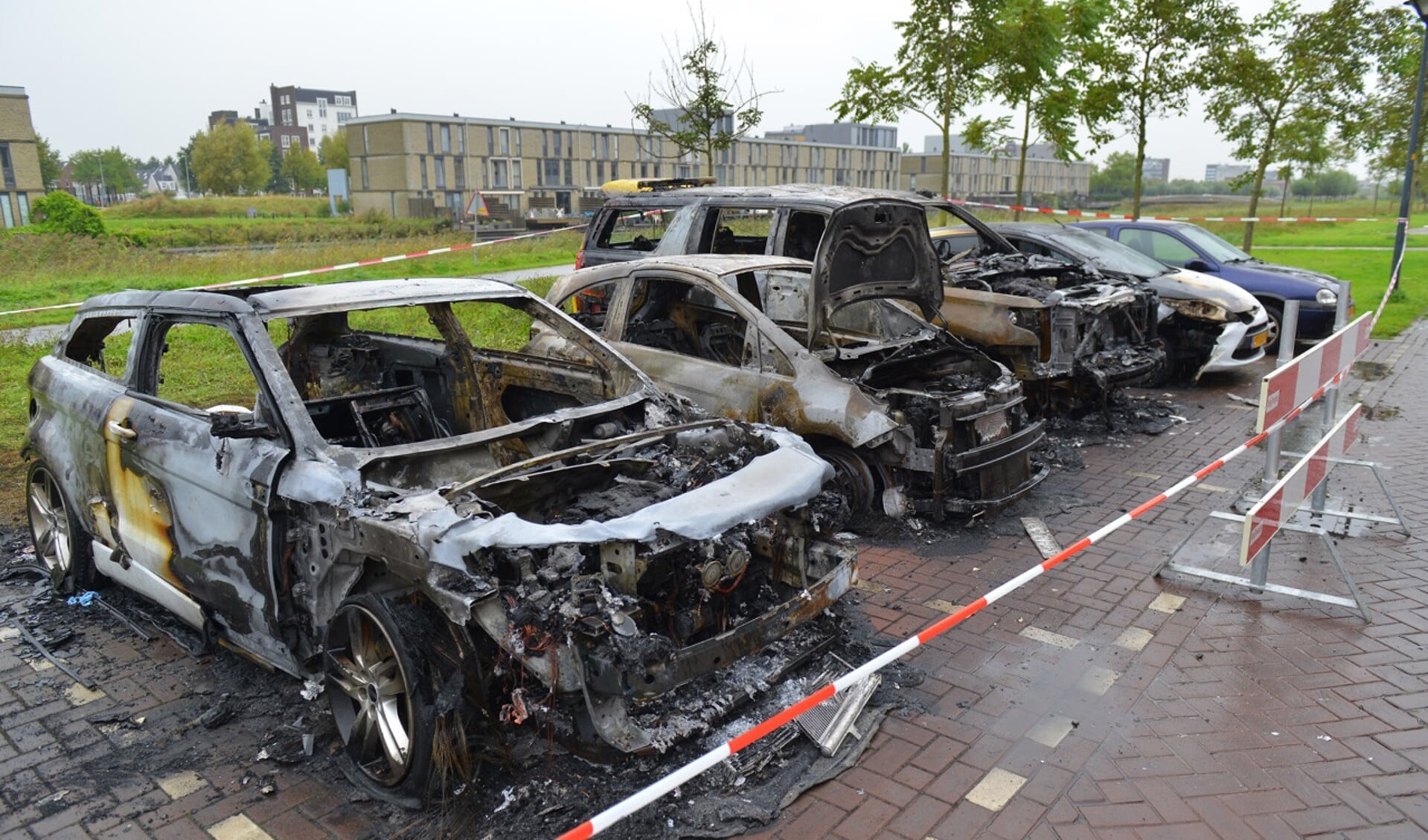 Drie voertuigen brandden geheel uit, een vierde raakte zwaar beschadigd. 