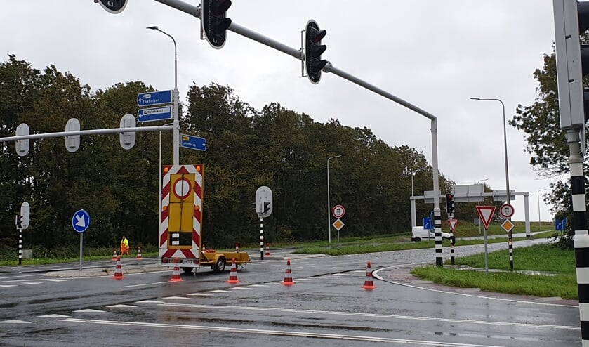 De Houtribdijk (N307) is vaak urenlang dicht vanwege zand op de weg.