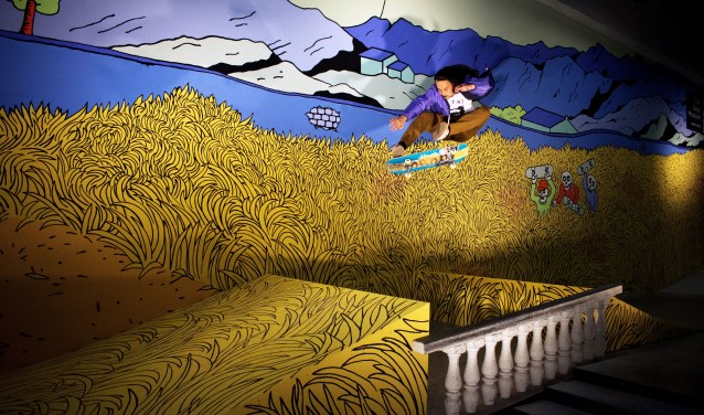 Imanuel de Jong voor de muurschildering in Skatepark NOORD, geïnspireerd op Korenveld met maaier van Vincent van Gogh.