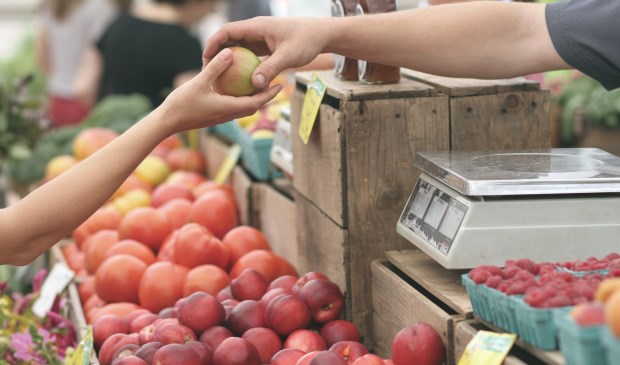 Op de sfeervolle markt worden onder meer allerhande versproducten aan de man gebracht.