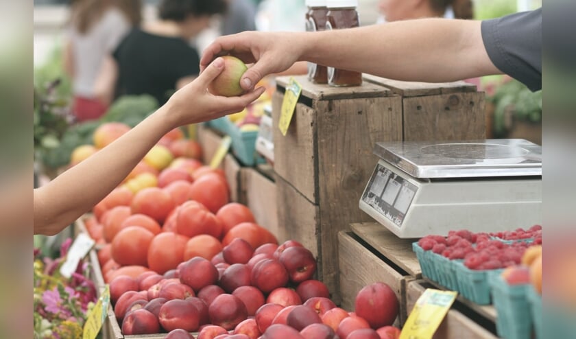 Op de sfeervolle markt worden onder meer allerhande versproducten aan de man gebracht.
