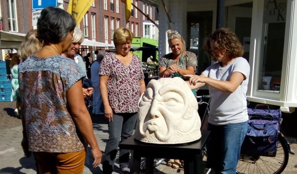 Deelnemers aan de boetseerworkshop van Riëlle Beekmans gingen uit van het thema 'Janus: een hoofd twee gezichten'.