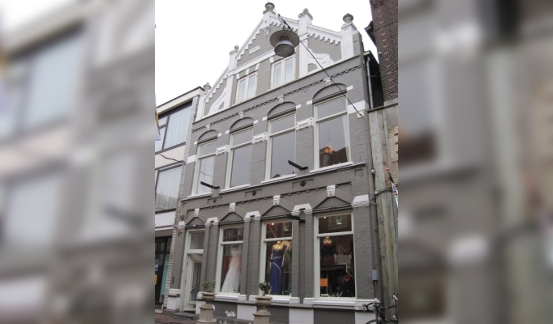 Het pand in de Peperstraat, van voorheen apotheek Jurgens, in een eerder stadium van de gebroeders Looijers, diende als onderduikadres.