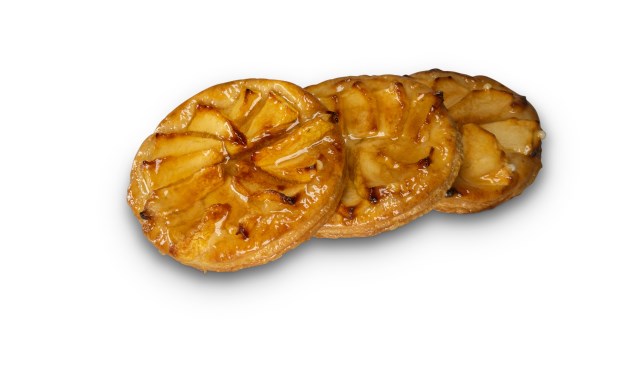 De appelrakker is gemaakt van bladerdeeg, amandelspijs, gele room en verse appels en met kaneelsuiker gestrooid.
