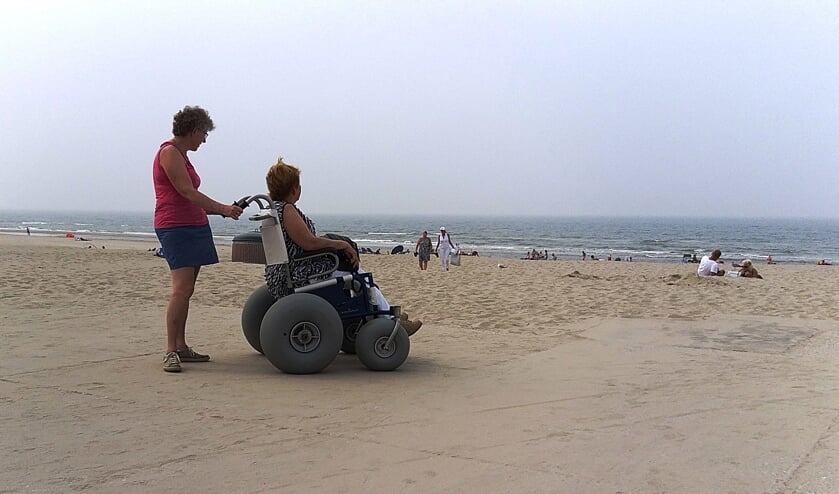 Op stap met mevrouw Beentjes naar het strand.