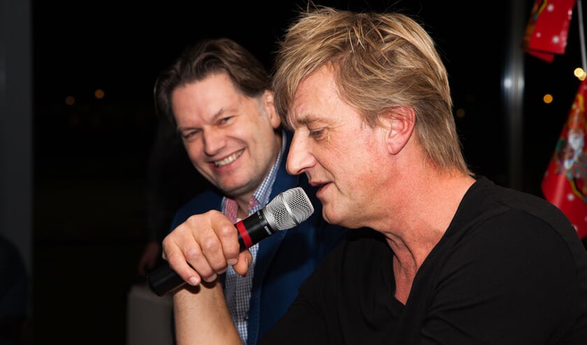 Oud-voetballer Wim Kieft (r) in gesprek met journalist Eddy van der Ley.