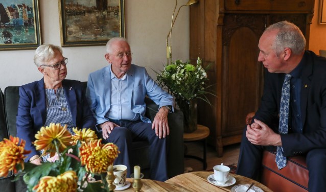 Mevrouw en de heer Dangermond werden verblijd met een bezoek van burgemeester Van Zuijlen ter gelegenheid van hun diamanten huwelijk.