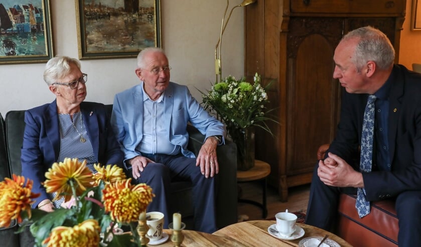 Mevrouw en de heer Dangermond werden verblijd met een bezoek van burgemeester Van Zuijlen ter gelegenheid van hun diamanten huwelijk.