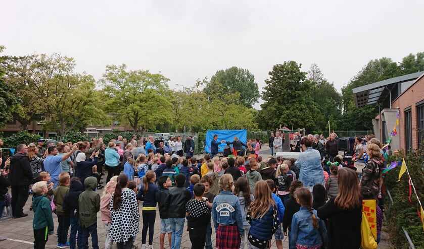 Veel belangstelling bij de onthulling van het kindcentrum de Marel.