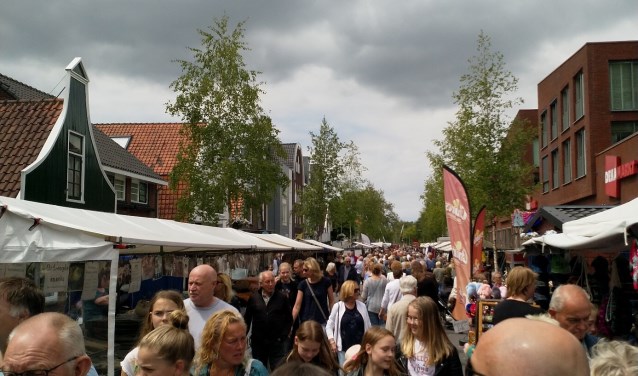 De najaarsbraderie in Krommenie is elk jaar weer een groot succes.