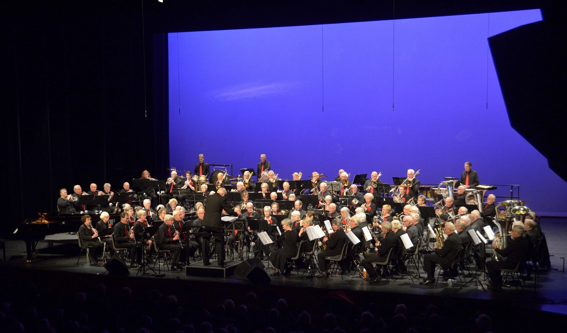 Het Noord-Hollands Ouderenorkest treedt speciaal voor de Waardse senioren op in Cool.