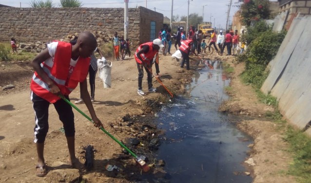 Zwerfvuil opruimen in Kenia