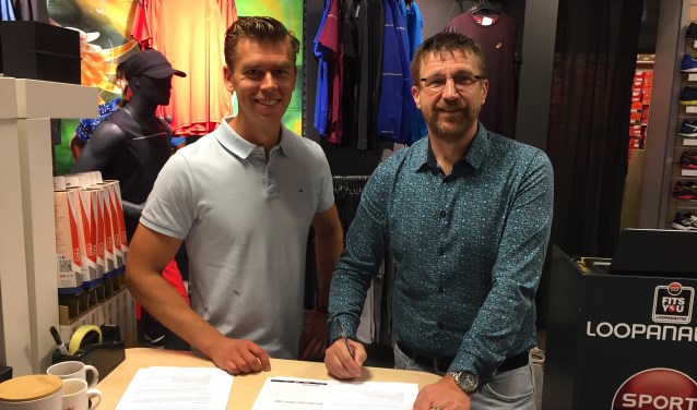 Roy van der Geest (Sport 2000) en Marco van Leersum (VHZ) tekenen de contracten in de Sport 2000 winkel in De Symfonie.