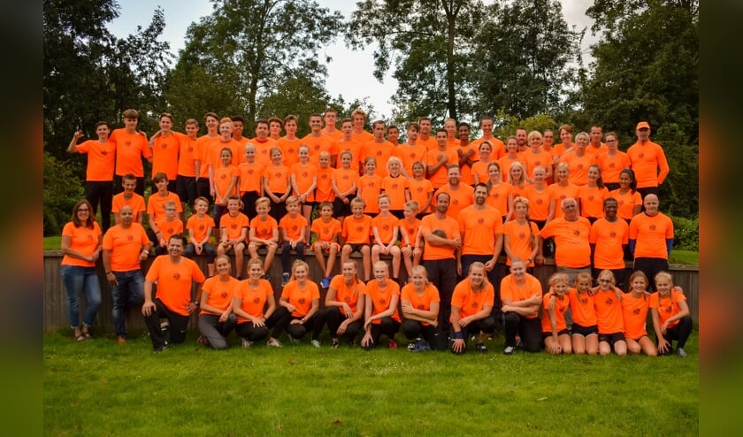 Alle atleten en trainers van Hera gingen dinsdagavond 3 september gezamenlijk op de foto.