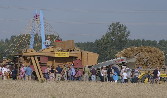 Oogsten, dorsen en malen met oude combines.