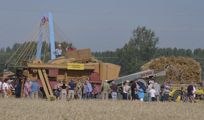 Oogsten, dorsen en malen met oude combines.