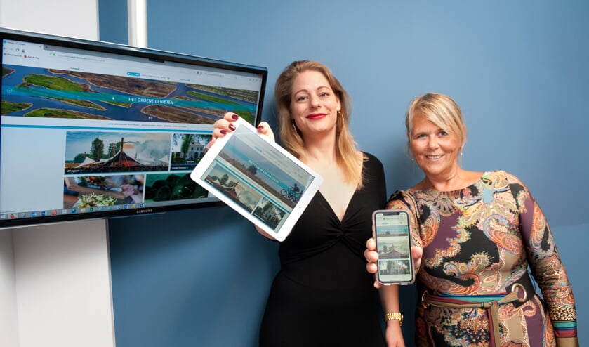 Rosemarijn Dral, wethouder van gemeente Oostzaan en Mardiek Voorneveld, directeur van Bureau Toerisme Laag Holland zetten op 5 september hun handtekening onder de samenwerkingsovereenkomst.
