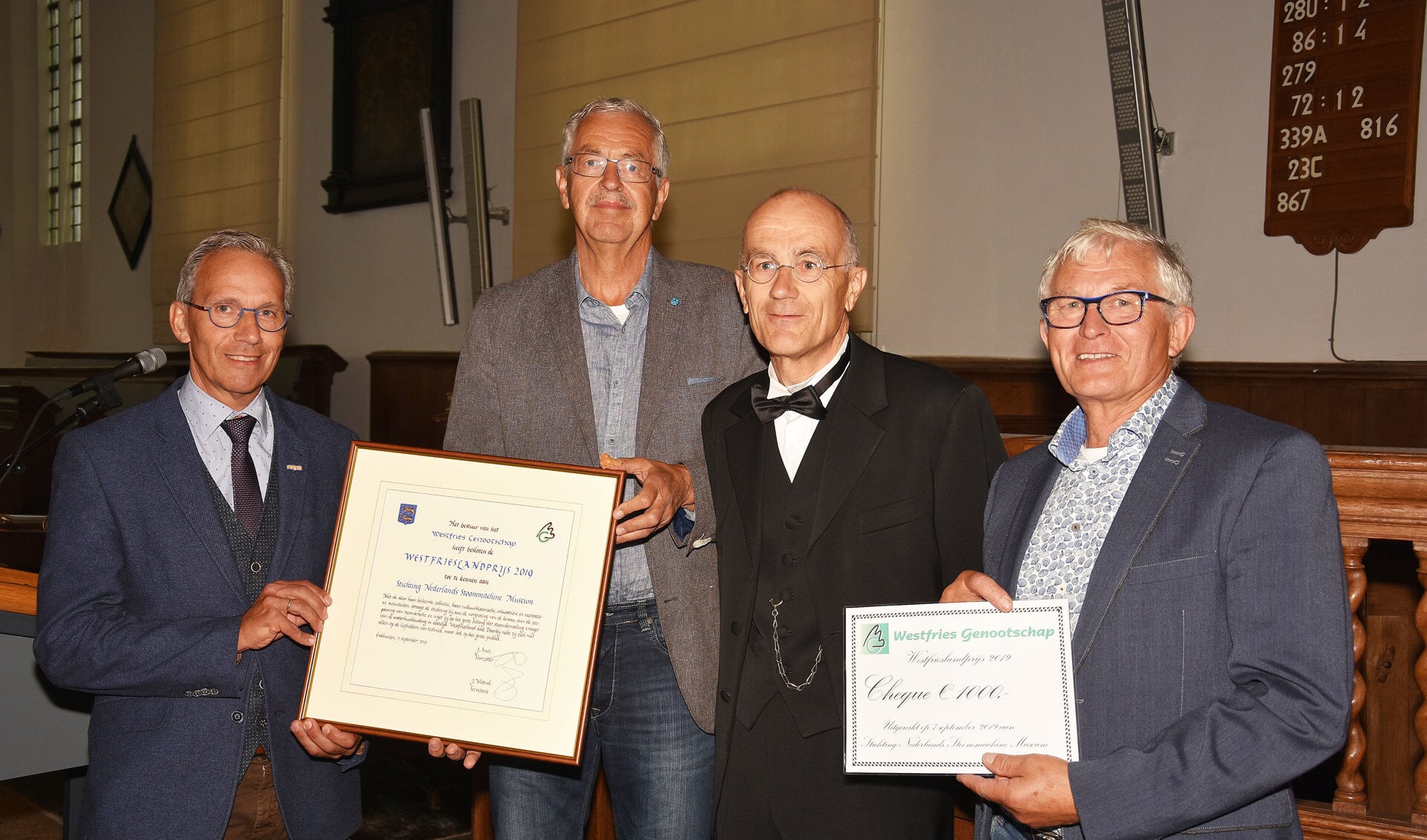 V.l.n.r.: Harry de Bles, Johan Bommerson en Kees Kruyer van het Stoommachinemuseum en Jan Smit (2e.v.r.), voorzitter van het Westfries Genootschap.