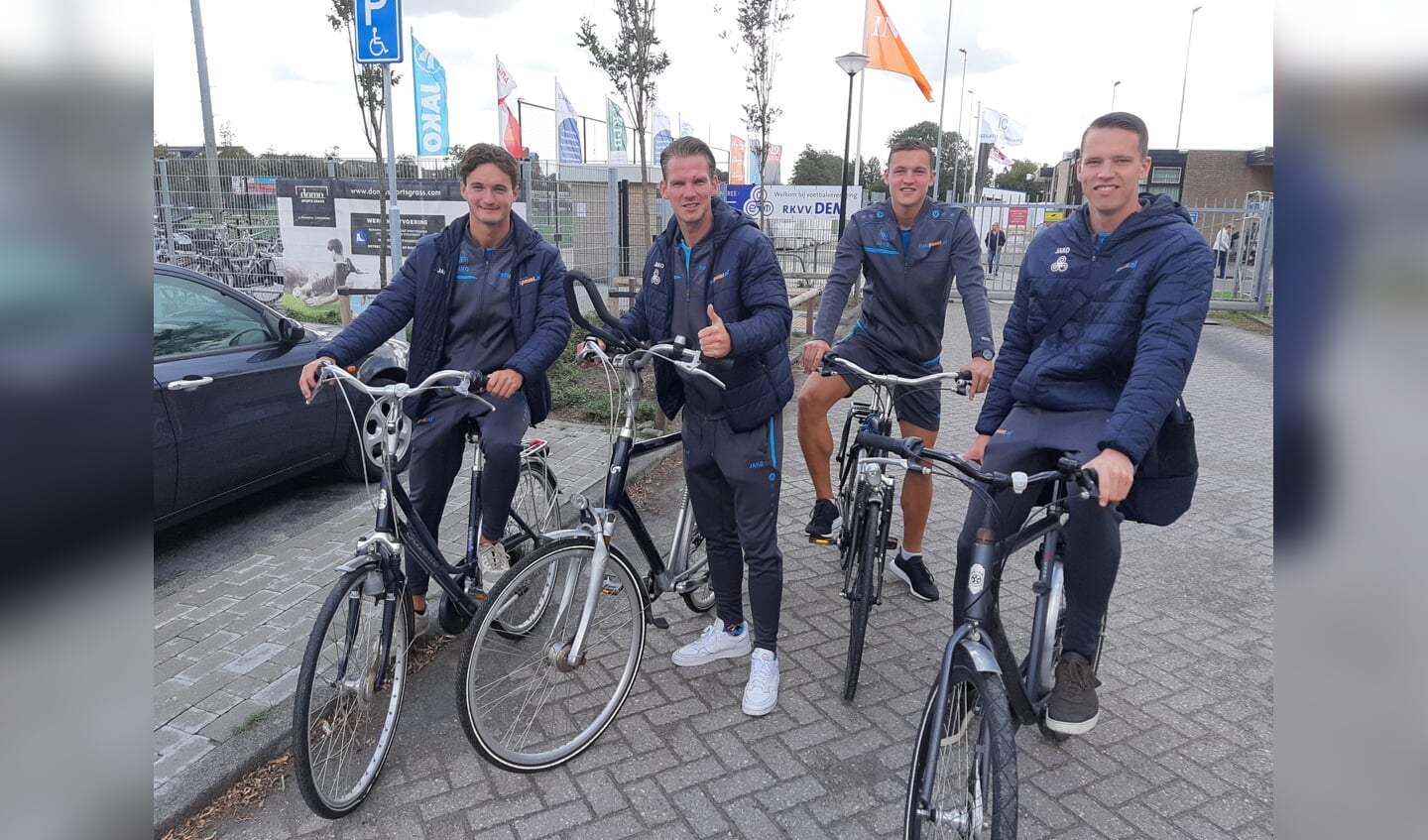 De spelers van DEM op de fiets naar Heemskerk. 