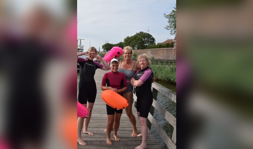 Stoere vrouwen zwemmen in open water.