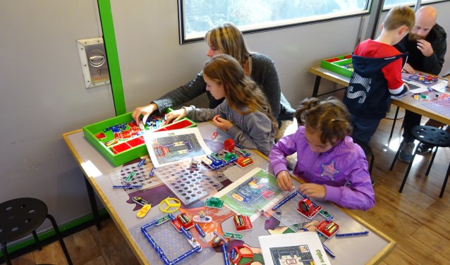De kinderen leren allerlei technische snufjes.