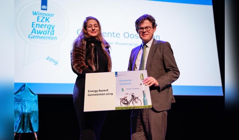 Wethouder Rosemarijn Dral kreeg de eervolle award uitgereikt namens de gemeente Oostzaan.