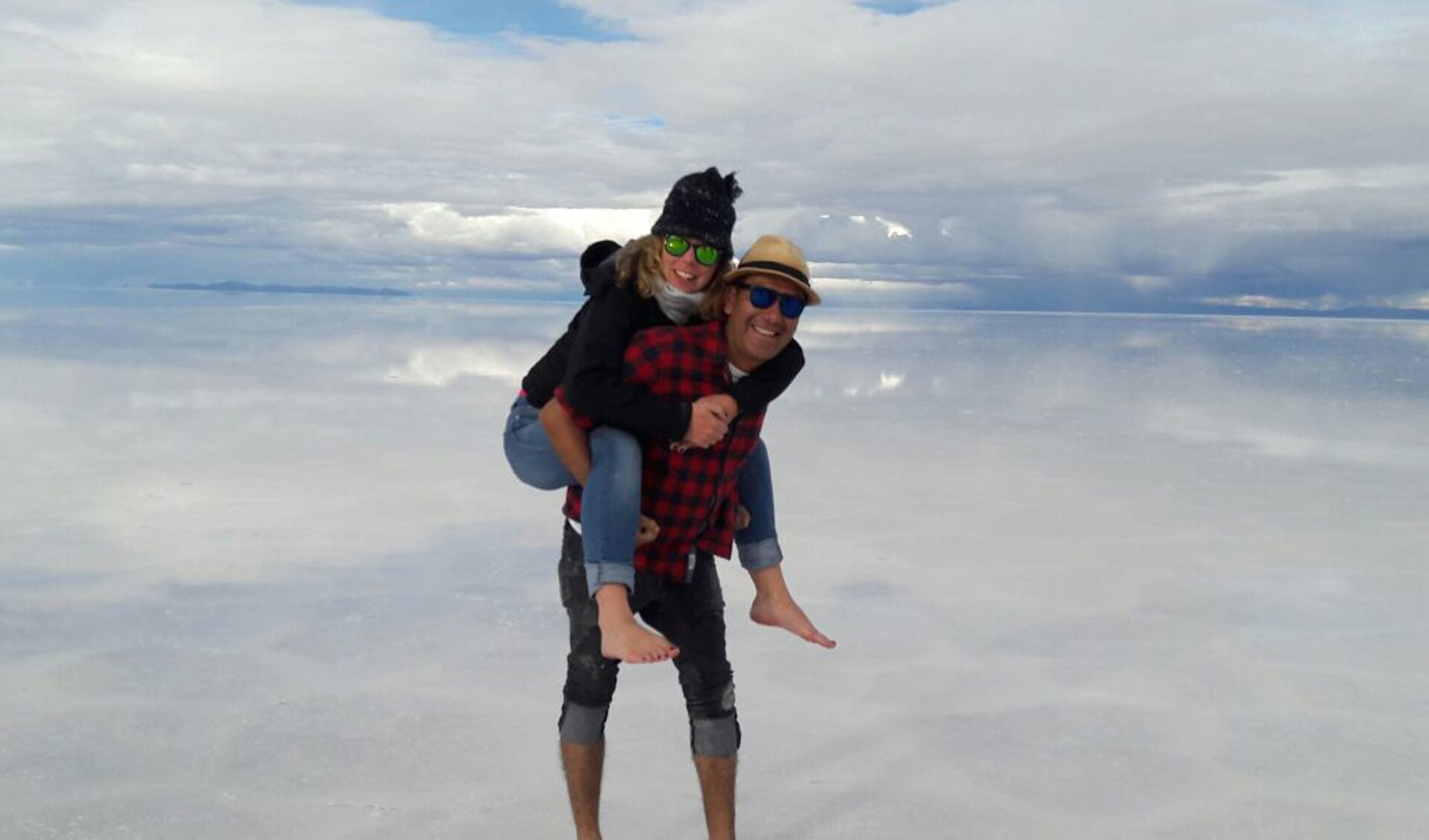 Adinde en haar man Christian op zoutvlakte Salar de Uyuni. (Foto: aangeleverd)