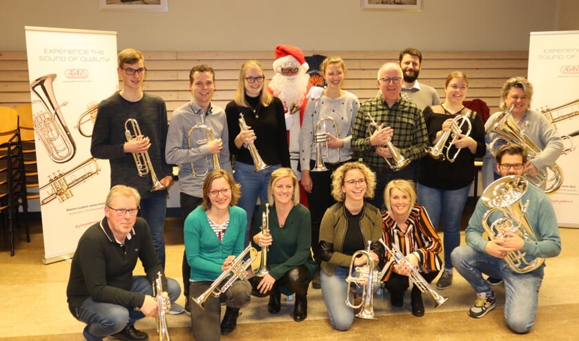 De leden van Ons Genoegen kregen nieuwe koperinstrumenten.