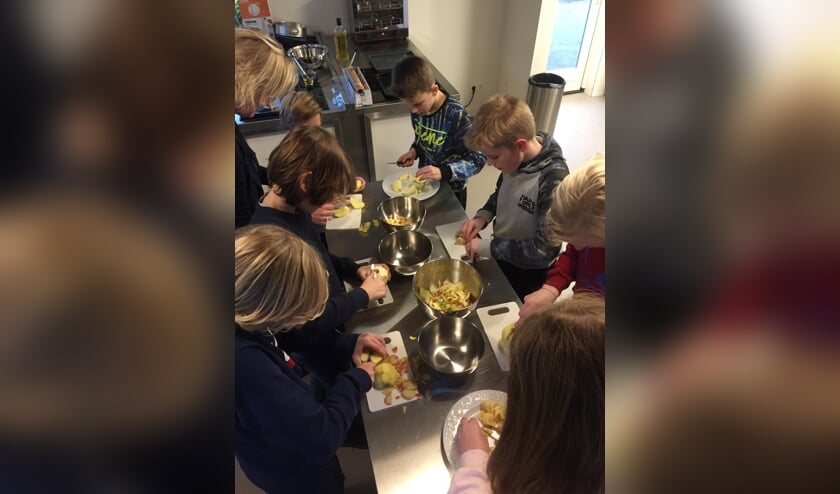 Kinderen houden van gezond eten als ze zelf koken.