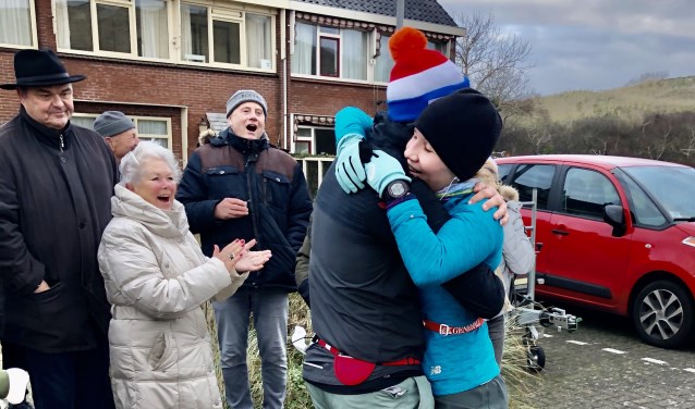 En daar is ze. Iets later dan Chris. Dat is echte liefde.