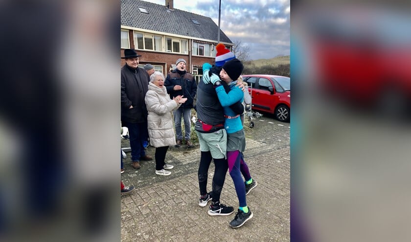 En daar is ze. Iets later dan Chris. Dat is echte liefde.