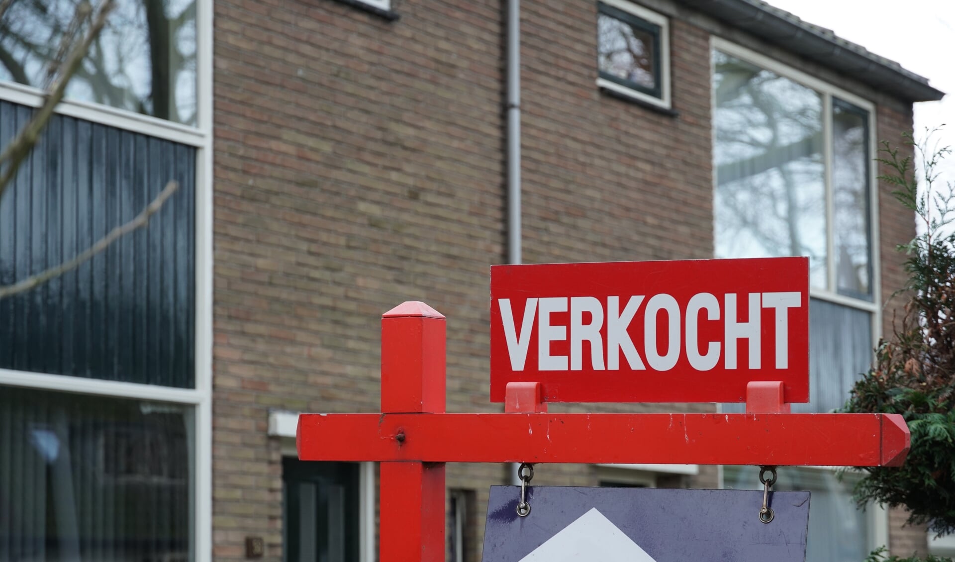 De woningmarkt blijft ongekend krap. Kijk maar eens op Funda Alkmaar, het beperkte aanbod is binnen notime verkocht.