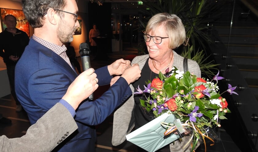 Ans van Tol krijgt de Zilveren Jol uitgereikt door wethouder Bonenkamp.
