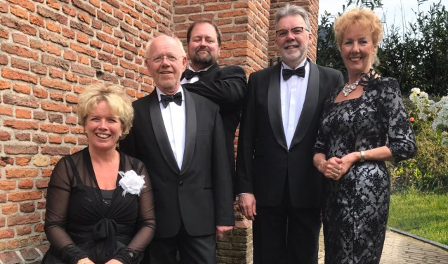 Bella Cantara kwartet, bijgestaan door pianist Hans Weenink.