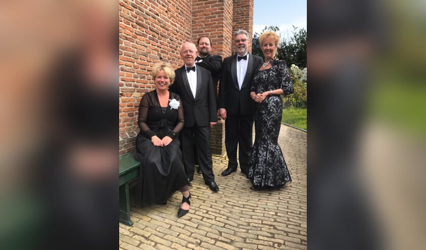 Bella Cantara kwartet, bijgestaan door pianist Hans Weenink.