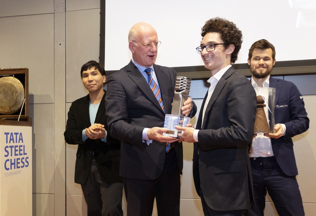 Fabiano Caruana ontvangt de bokaal als winnaar.