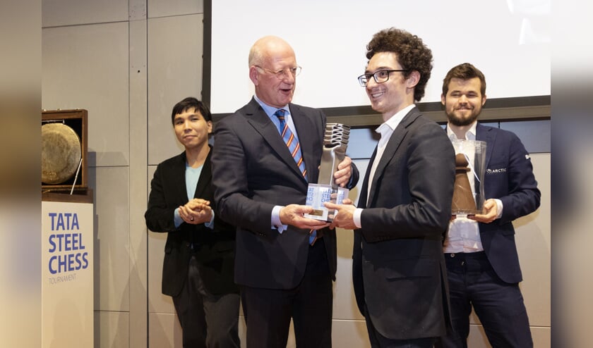 Fabiano Caruana ontvangt de bokaal als winnaar.