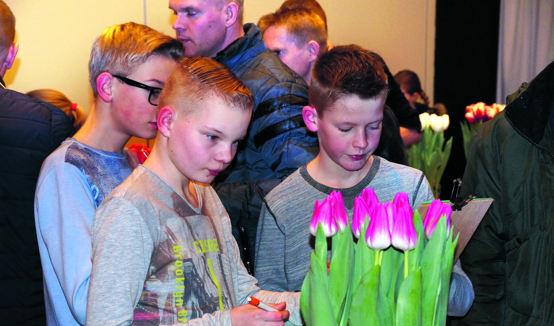 Van jong tot oud is welkom om tulpen te keren in de Schoof in Wervershoof.