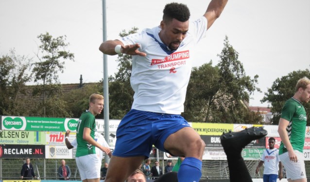 Voorstopper Michael Obioha, in duel, krijgt twee keer geel en dus rood.
