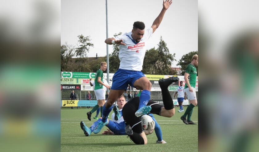 Voorstopper Michael Obioha, in duel, krijgt twee keer geel en dus rood.