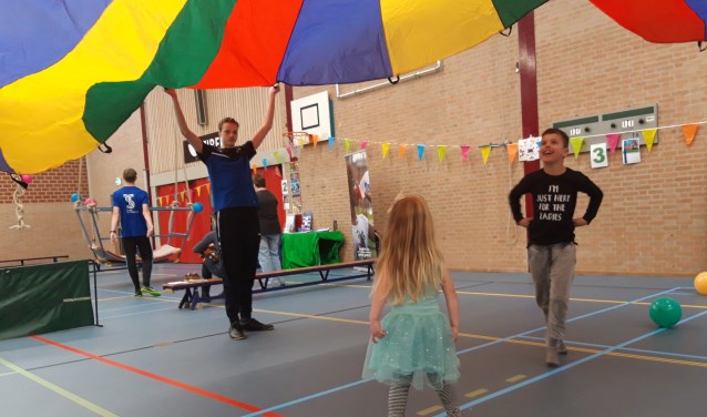 Kinderen vermaken zich in Sporthal Waldevaart met spel- en beweegonderdelen.