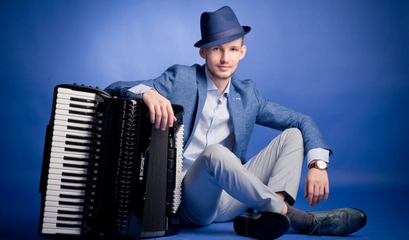 Nicolae Stiuca met zijn magische accordeon.