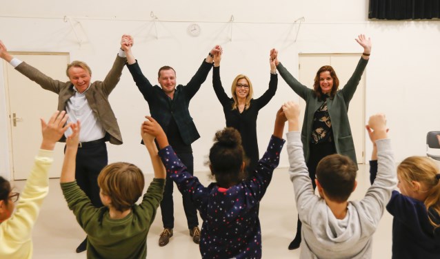 Een gezamenlijke activiteit van Stichting Netwerk en basisschool de Jules Verne in wijkcentrum De Grote Waal: theaterles voor jonge nieuwkomers. Mede mogelijk gemaakt met sponsoring van basisschool de Parcival. Bestuurders van Netwerk en de gemeente Hoorn mochten een les bijwonen. V.l.n.r.: namens Raad van Toezicht van Stichting Netwerk, de heer N. Muntjewerff, wethouder S. Bashara, wethouder K. al Mobayed en directeur-bestuurder Stichting N