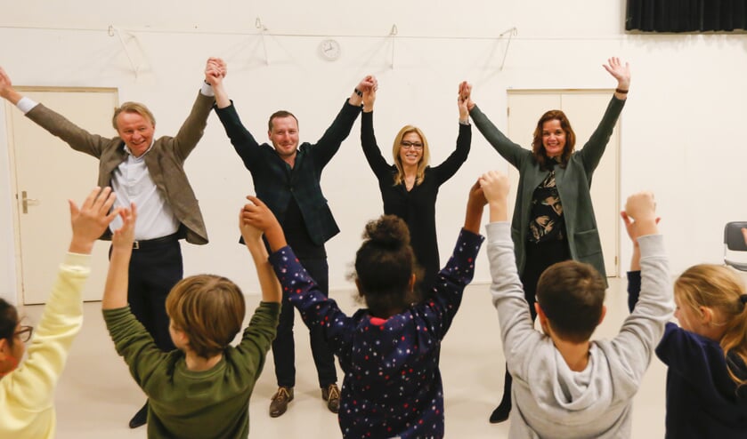 Een gezamenlijke activiteit van Stichting Netwerk en basisschool de Jules Verne in wijkcentrum De Grote Waal: theaterles voor jonge nieuwkomers. Mede mogelijk gemaakt met sponsoring van basisschool de Parcival. Bestuurders van Netwerk en de gemeente Hoorn mochten een les bijwonen. V.l.n.r.: namens Raad van Toezicht van Stichting Netwerk, de heer N. Muntjewerff, wethouder S. Bashara, wethouder K. al Mobayed en directeur-bestuurder Stichting N