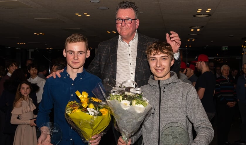 Wethouder Mario Hegger (onder andere van Sport) reikte de prijs uit aan Olivier Tolk (links) en Xander Aué.