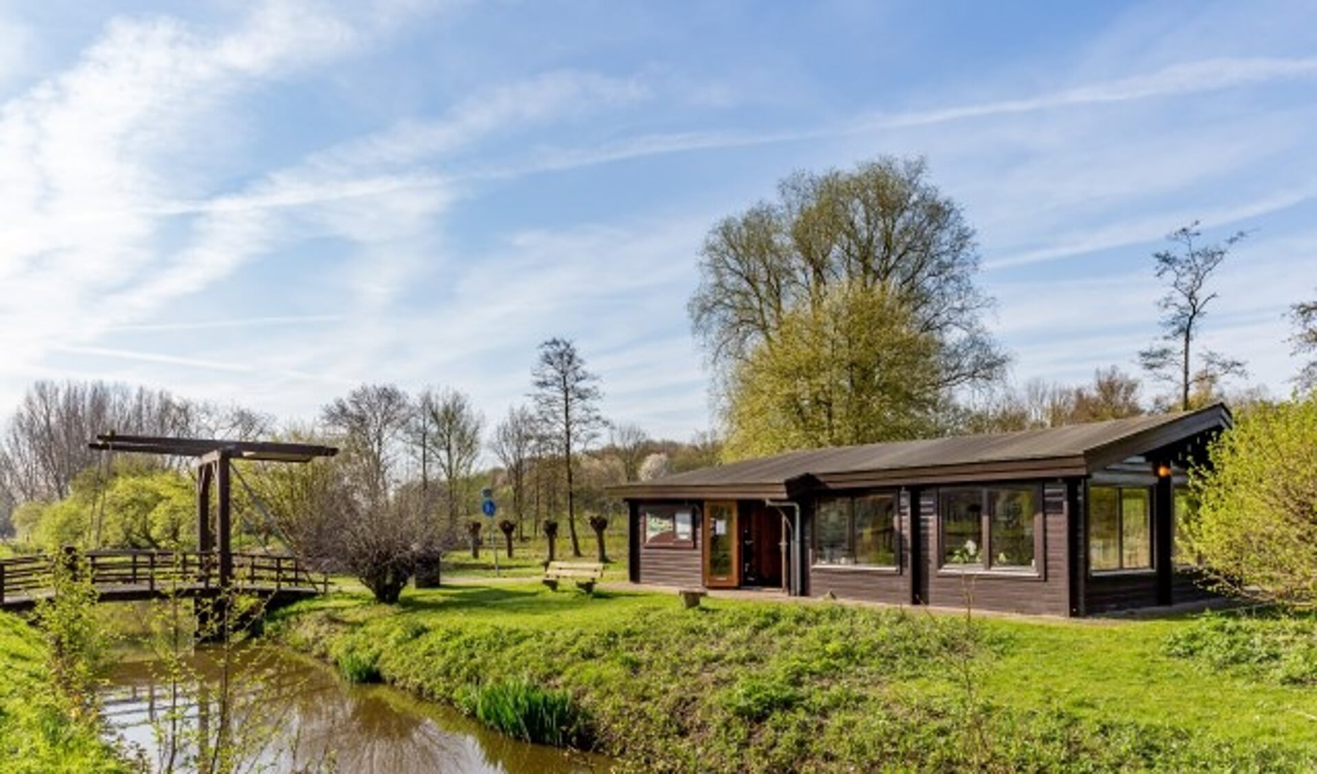 De Blokhut en de bijenstand zijn te vinden in de Natuurtuin van het Wilhelminapark in Rijswijk 