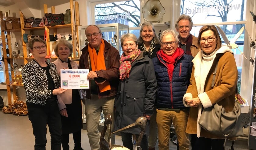 Vrijwilligers van Wereldwinkel Bergen met het resultaat van de lunchbonnenactie.