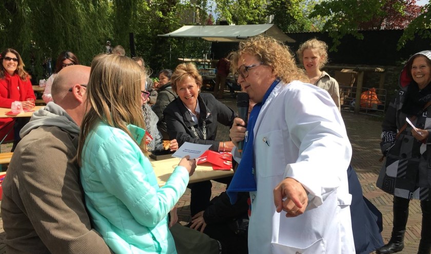 Het was koude maar een super gezellige #bevrijdingsdag2019 met @SylviaWardenaar als professor Ab Normaal en burgemeester @MarjanvanKampen aan tafel bij de #vrijheidsmaaltijd in de @SchagenGemeente