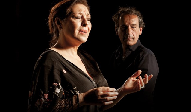 Maria de Fátima vertolkt Portugese fado.