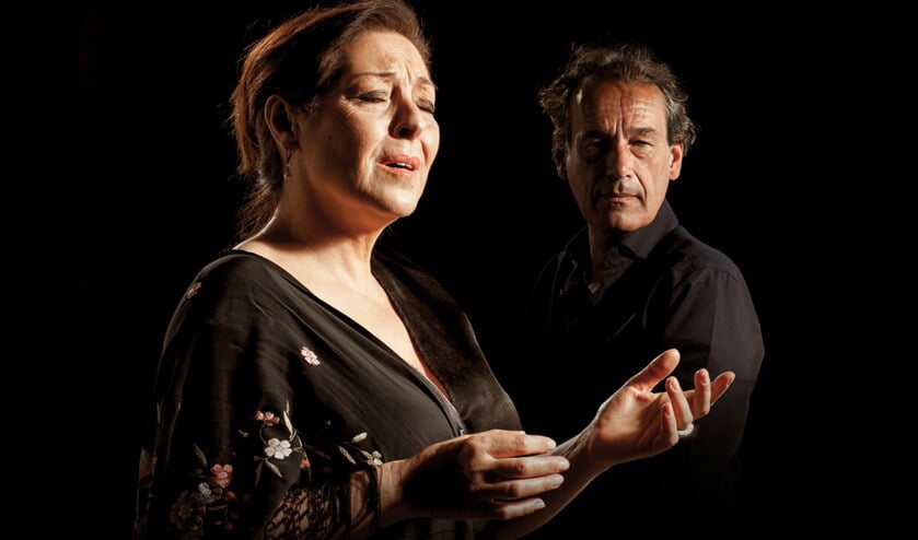Maria de Fátima vertolkt Portugese fado.